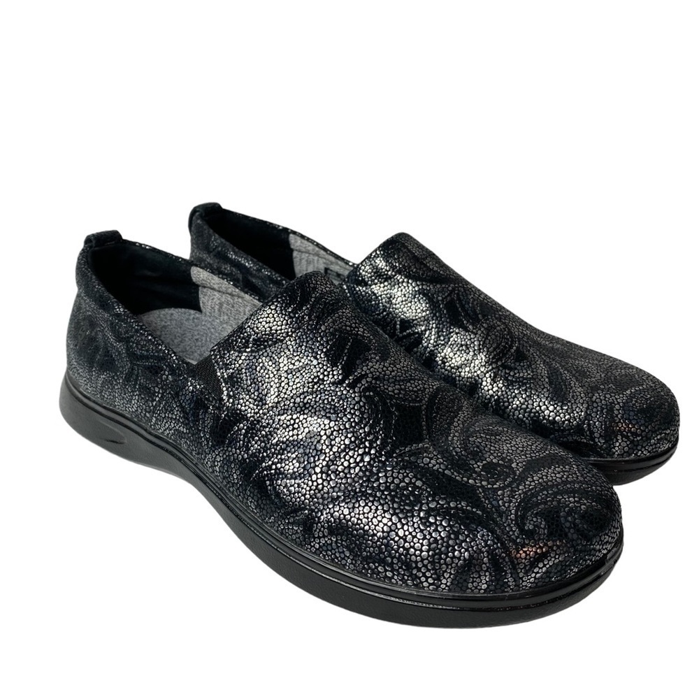 Klogs Women’s Leena Slip On Loafers Sneakers Black Silver Paisley Print Size 9